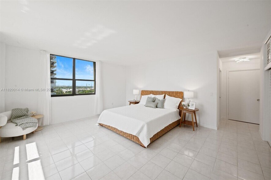 Building Photo - 10185 Collins Ave