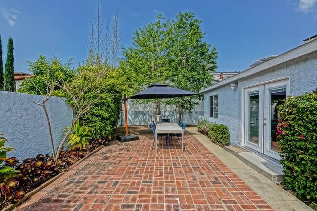 Building Photo - CHARMING & AIRY HOME W/ SPACIOUS FENCED YARD & LARGE 2-CAR GARAGE CLOSE TO SCHOOLS, SHOPPING & MI...