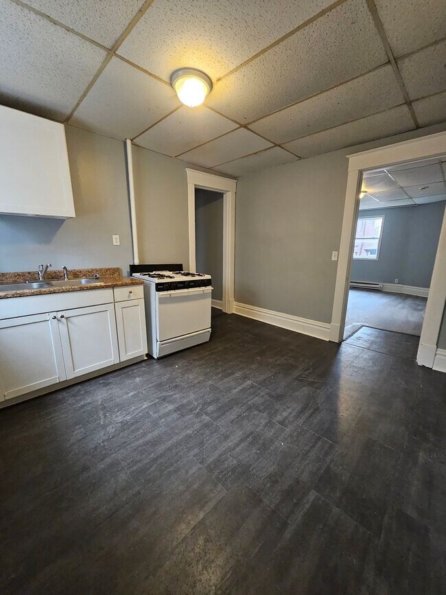 Building Photo - 2nd level 4 bedroom 2 bathroom apartment