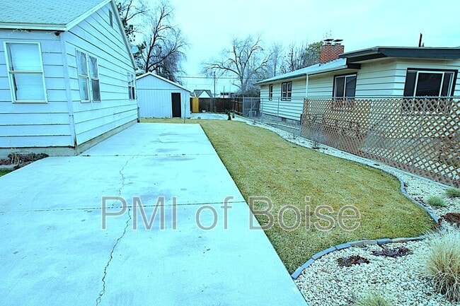 Building Photo - 2113 E Oak St