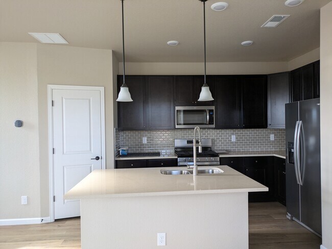 Building Photo - 450 Millwall Cir