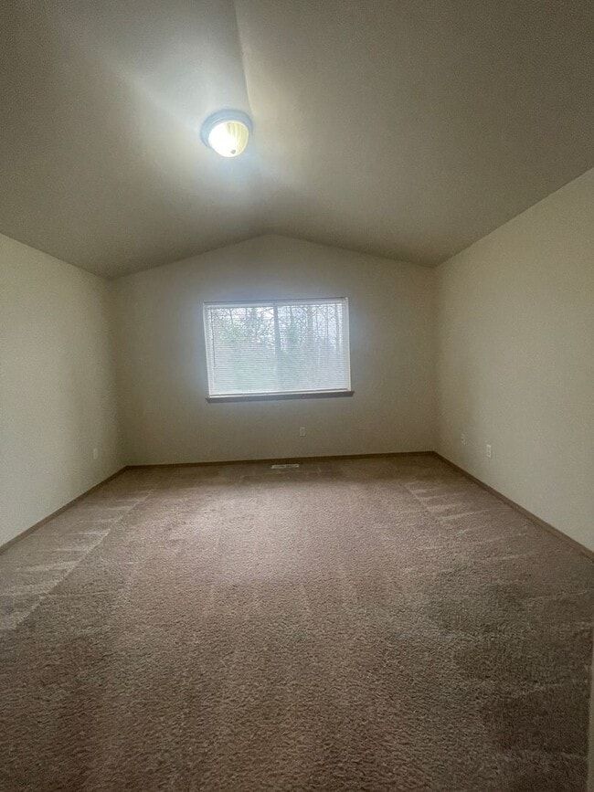 Building Photo - Fabulous 3 bedroom home