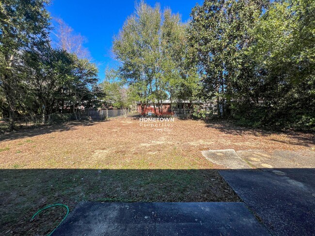 Building Photo - 3730 Forest Glen Dr