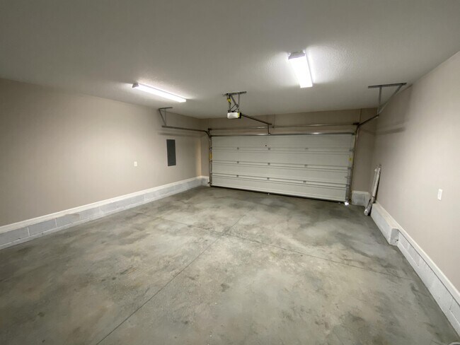 Building Photo - 8233 Zodiac Ln