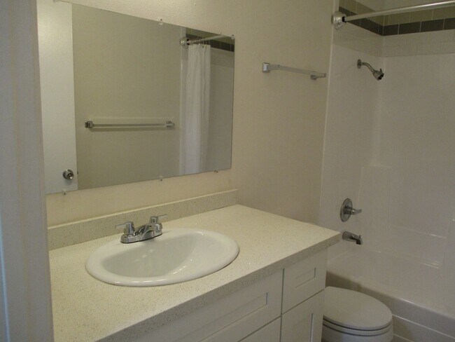 Building Photo - Woodlands in La Jolla  2 bedroom 1 bath to...
