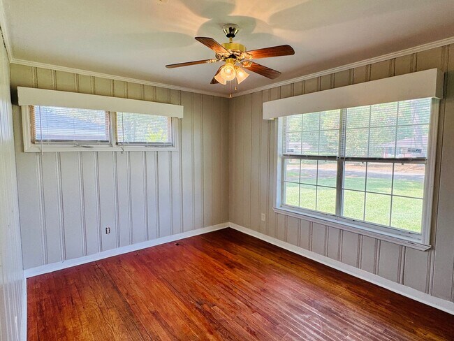 Building Photo - 3-Bedroom -Bright, Charming, and Move-In R...