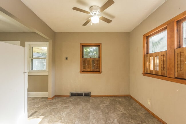 Building Photo - 2 Bedroom 2 Bathroom Home Available
