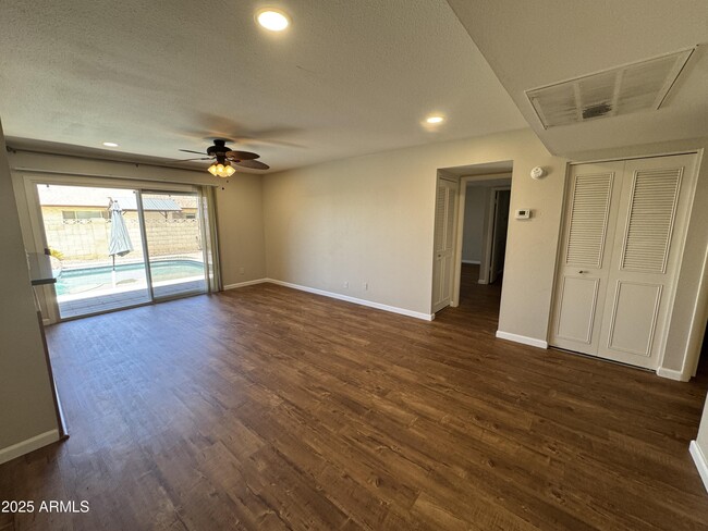 Building Photo - 818 E Todd Dr