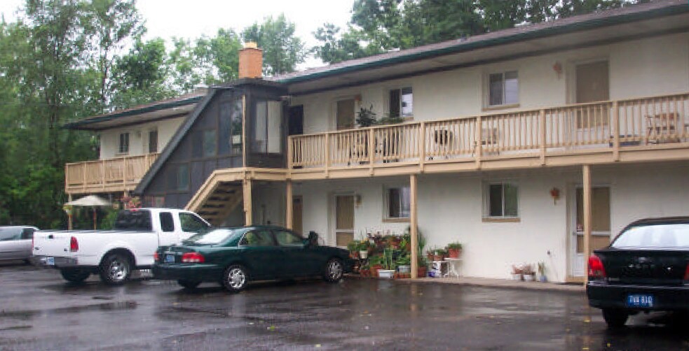 Building Photo - Four Oaks Apartments