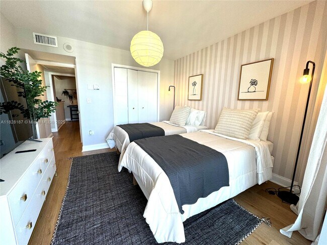 Primary Photo - 5555 Collins Ave