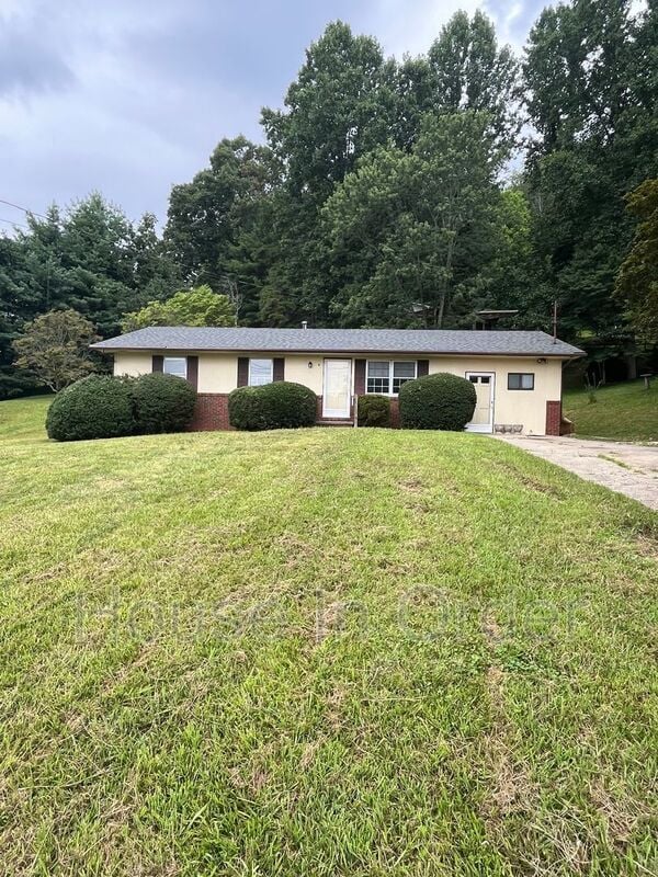 Primary Photo - 4 Westwood Dr