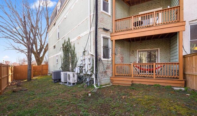Building Photo - Charming Hill East One Bedroom