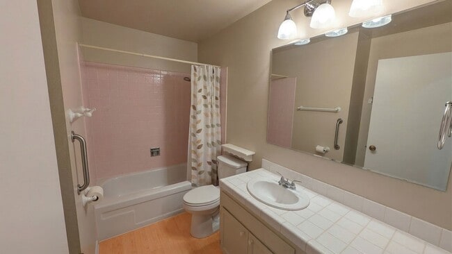 Building Photo - Modern Alameda Townhouse with Resort Style Amenities