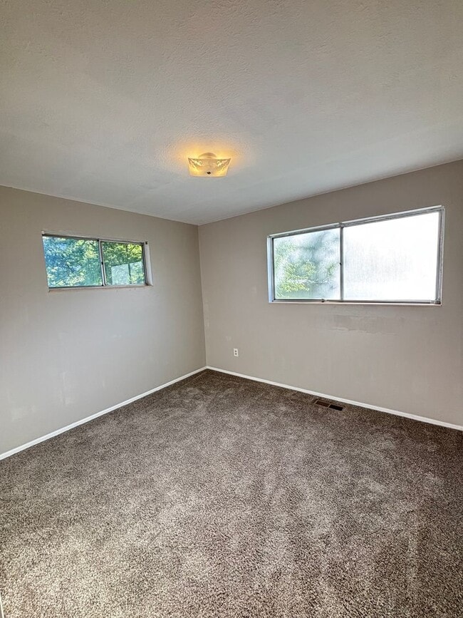 Building Photo - 4 Weeks Free Living! Cozy 3 Bed Home with ...