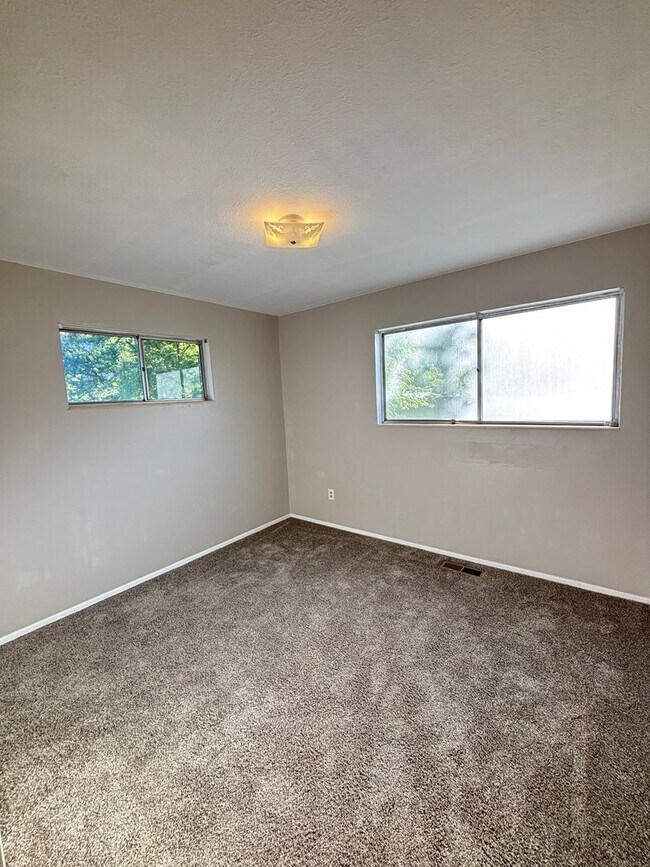 Building Photo - Haunt Down This Deal – 4 Weeks Free on Coz...