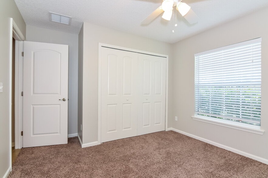 Building Photo - 632 Chestwood Chase Dr