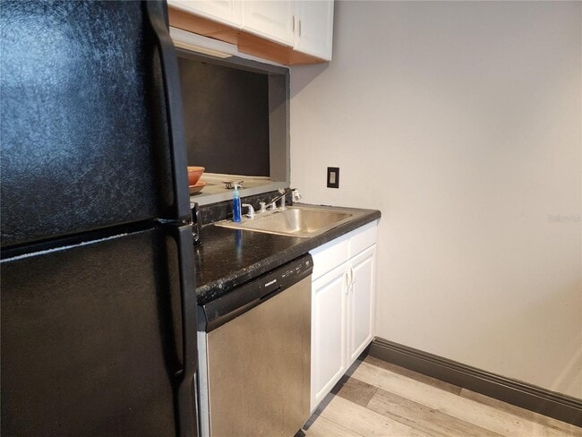 Building Photo - Cute Studio in the heart of Tampa