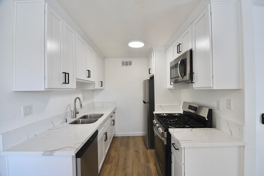 Building Photo - 7550 Jordan Ave