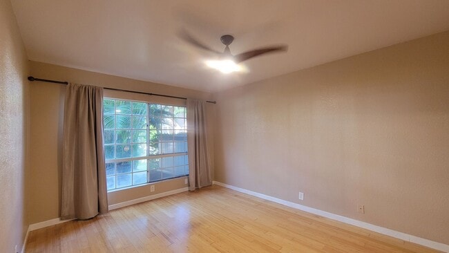 Building Photo - 2BR/2BA/2prkg Townhouse unit in a Guard-ga...