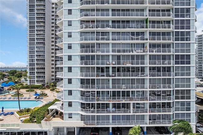 Building Photo - 7601 E Treasure Dr