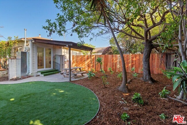 Building Photo - 8732 El Manor Ave
