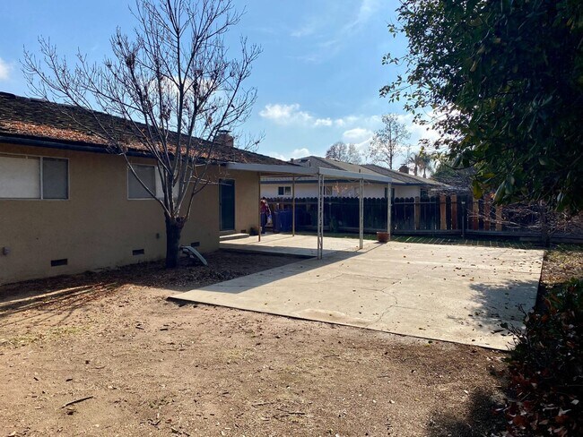 Building Photo - Immaculate North Fresno 3/2