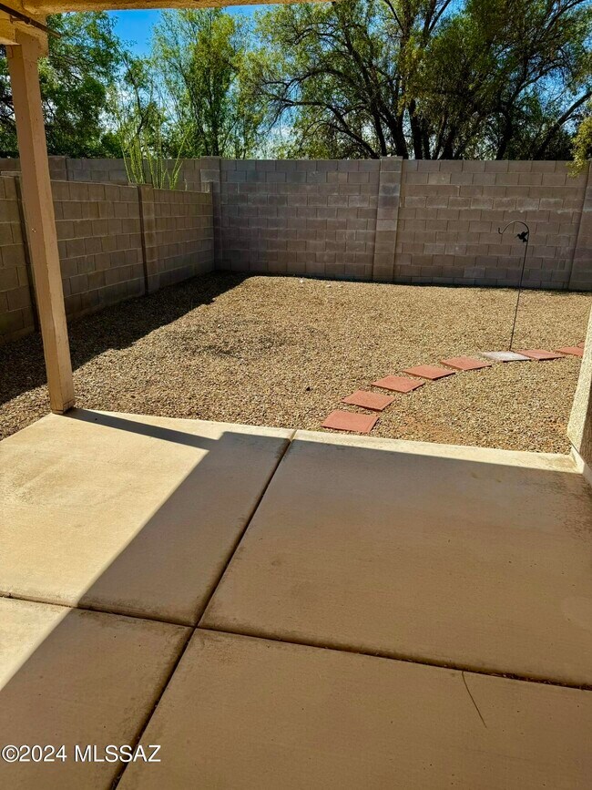 Building Photo - 7846 E Rooner Dr