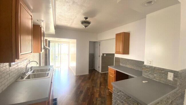 Building Photo - 3 Bedroom, 2 Bath Home in Peoria Heights! ...