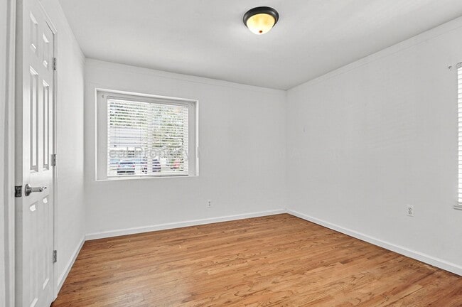 Building Photo - Mid-Century Style with Modern Comforts, Cl...