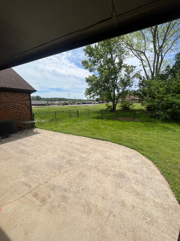 Building Photo - 120 Roy Dr