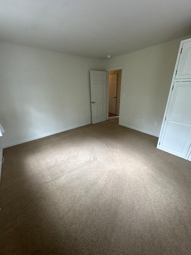 Building Photo - 12 Robinson Ave