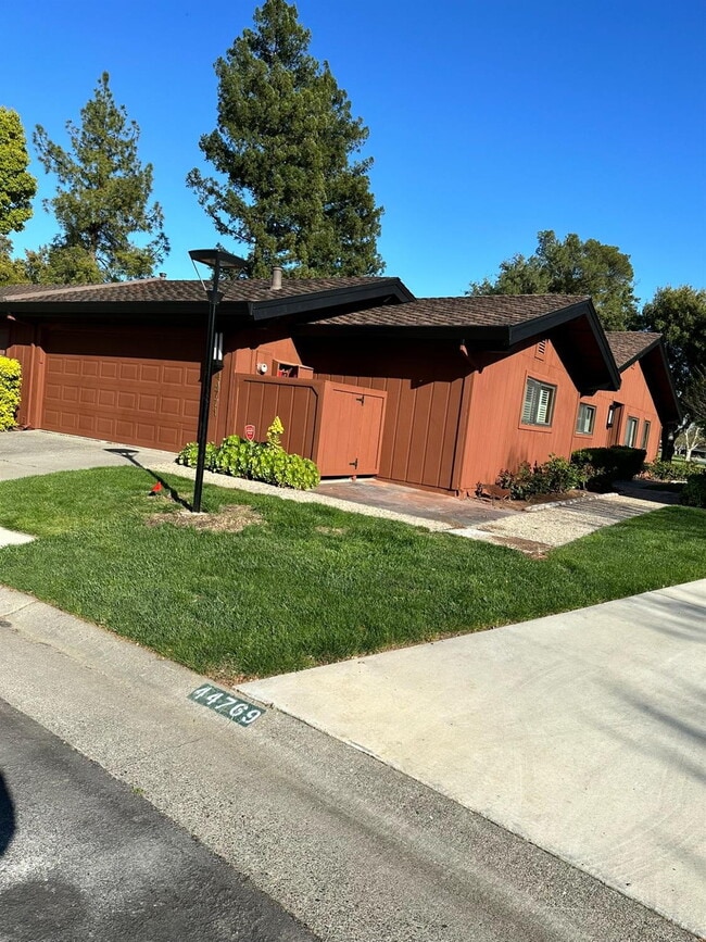 Building Photo - Fabulous condominium home on 6th Fairway of El Macero Country Club.