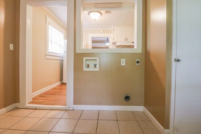 Building Photo - 3 Bed 1 Bath in beautiful location!