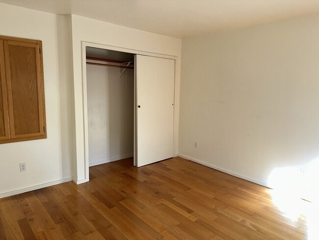 Building Photo - 2000+ sf home is in a great location, pet ...