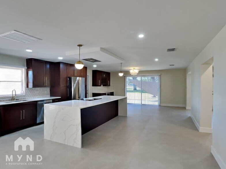 Building Photo - 10100 Paradise Blvd