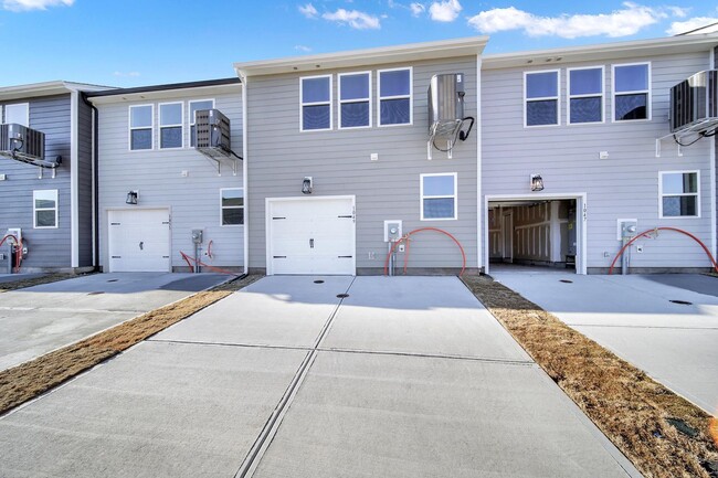 Building Photo - Gorgeous Townhome in Belmont!