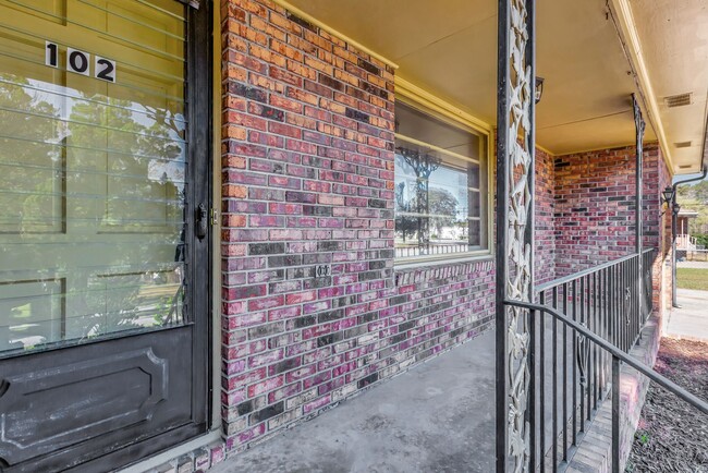 Building Photo - Single story, brick, ranch-style home clos...