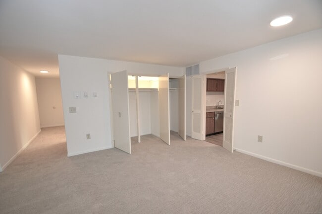 Building Photo - 3900 Park Ave