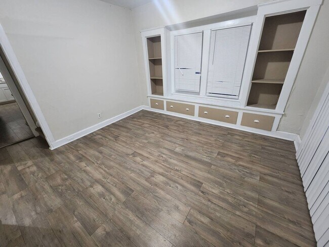 Building Photo - Charming 5-Bedroom Property in Prime Location (Section 8 vouchers Accepted)