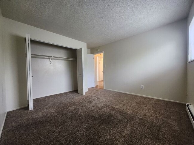 Building Photo - Updated 2-Bed, 1-Bath Apartment – On-Site Laundry | Move-In Special: Get 50% Off Your First Month...