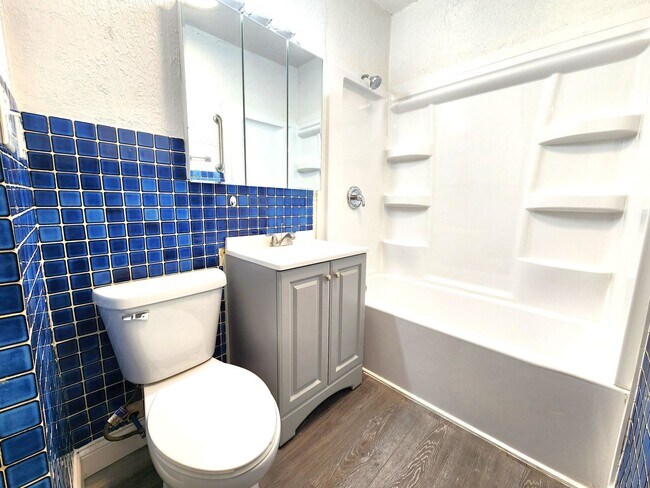 Building Photo - 5 bedroom single family - Available now!