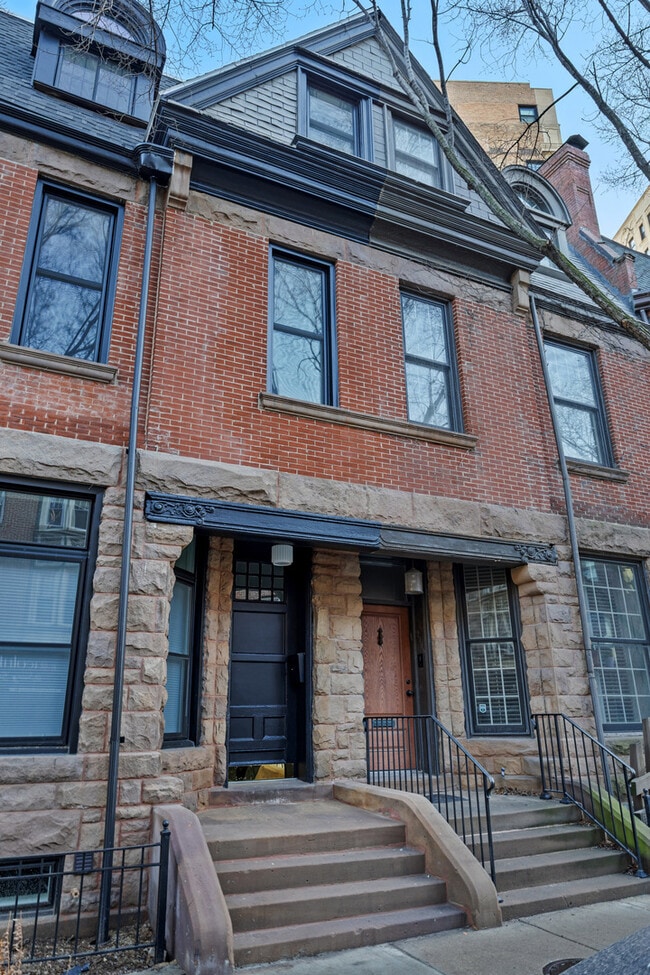 Building Photo - 2107 N Clark St
