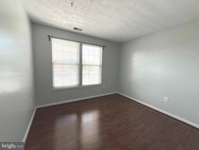 Building Photo - Beautiful 2bd 2bth mid level condo featuri...