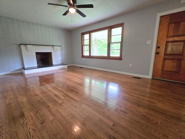 Building Photo - Roomy 3br country home with a sunroom!