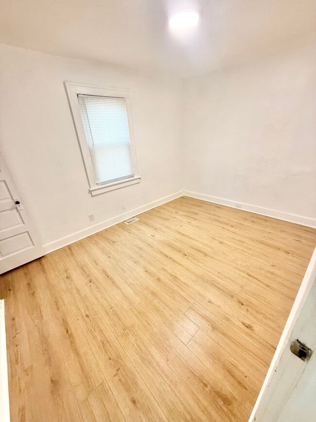 Building Photo - ***RENT READY~4 Bed RENOVATED 2 story house/w/ downstairs bedroom/Granite countertops
