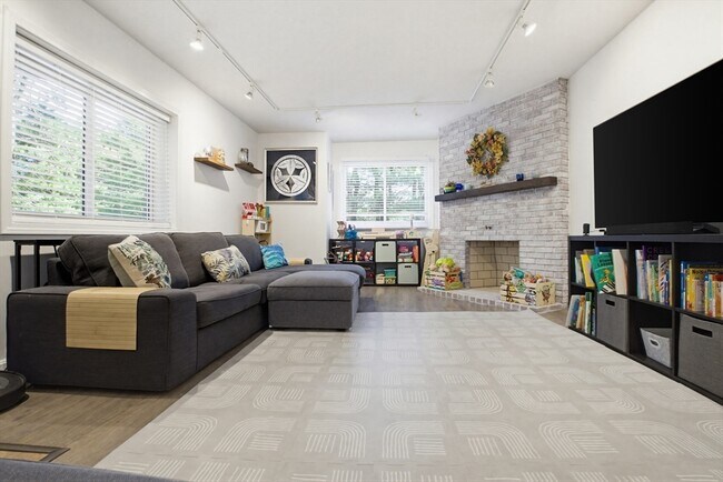 Building Photo - 49 Captain Eames Cir