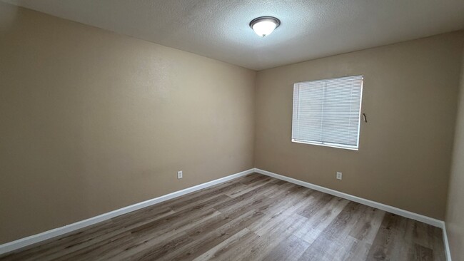 Building Photo - Two Bedroom One Bathroom Apartment in San Bernardino!