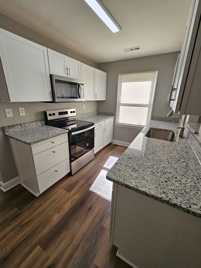 Building Photo - Fully Renovated Hanahan Home!