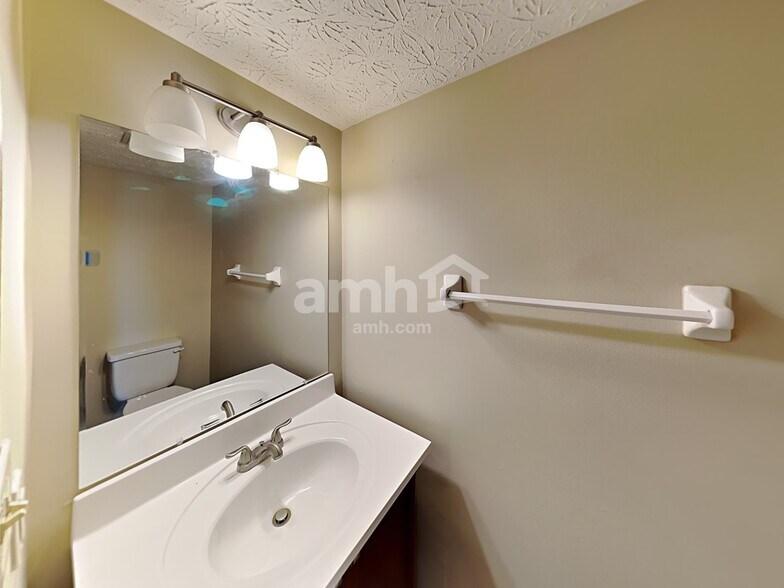 Building Photo - 472 Greenhill Dr