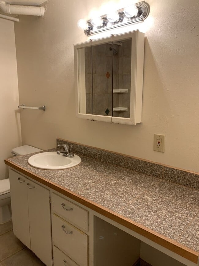 Building Photo - STUDENTS WELCOME! Spacious 5 Bed 2 Bath Ranch Home